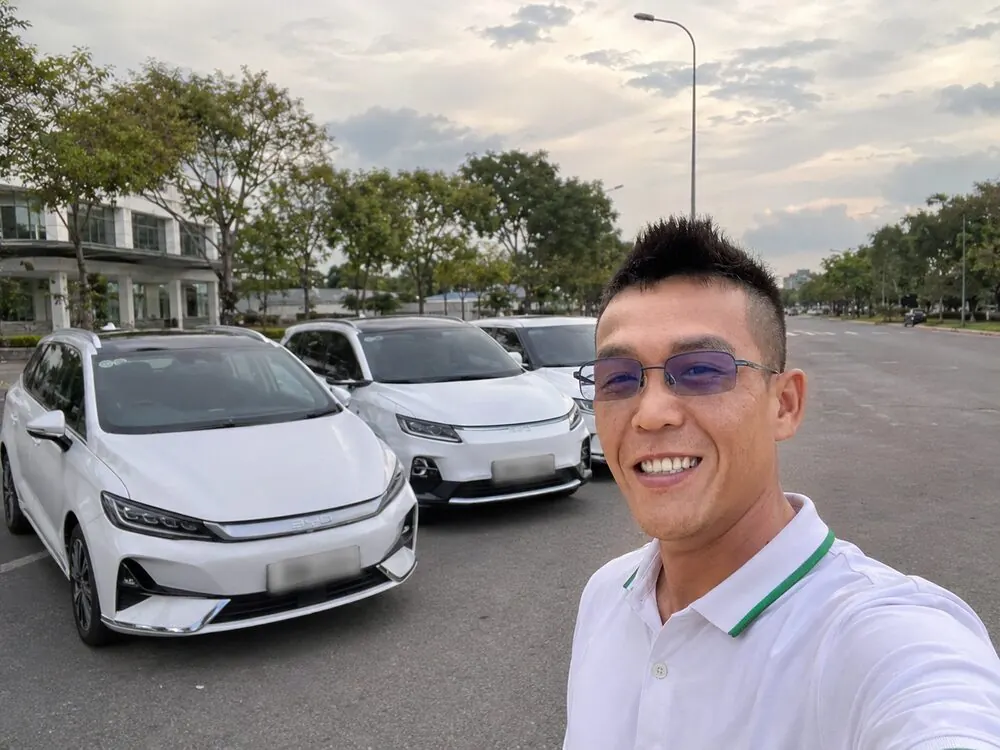 Tài xế và đội xe taxi điện thật của Dịch vụ Taxi Điện Long Xuyên