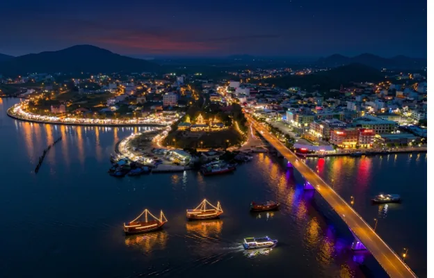 Bãi biển Hà Tiên về đêm - điểm đến tour Hà Tiên, Mũi Nai từ Long Xuyên