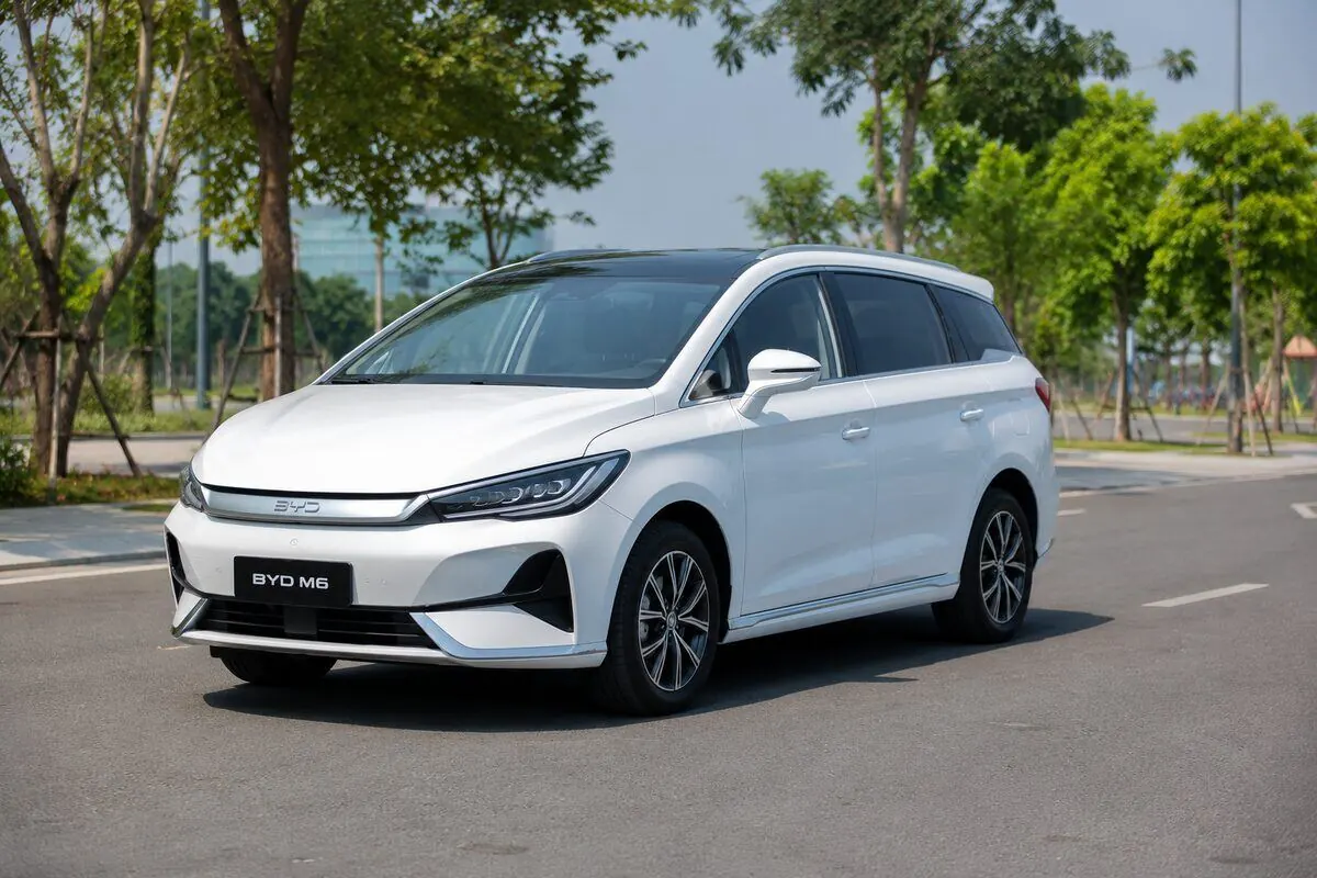 Xe taxi điện BYD M6 của Dịch vụ Taxi Điện Long Xuyên